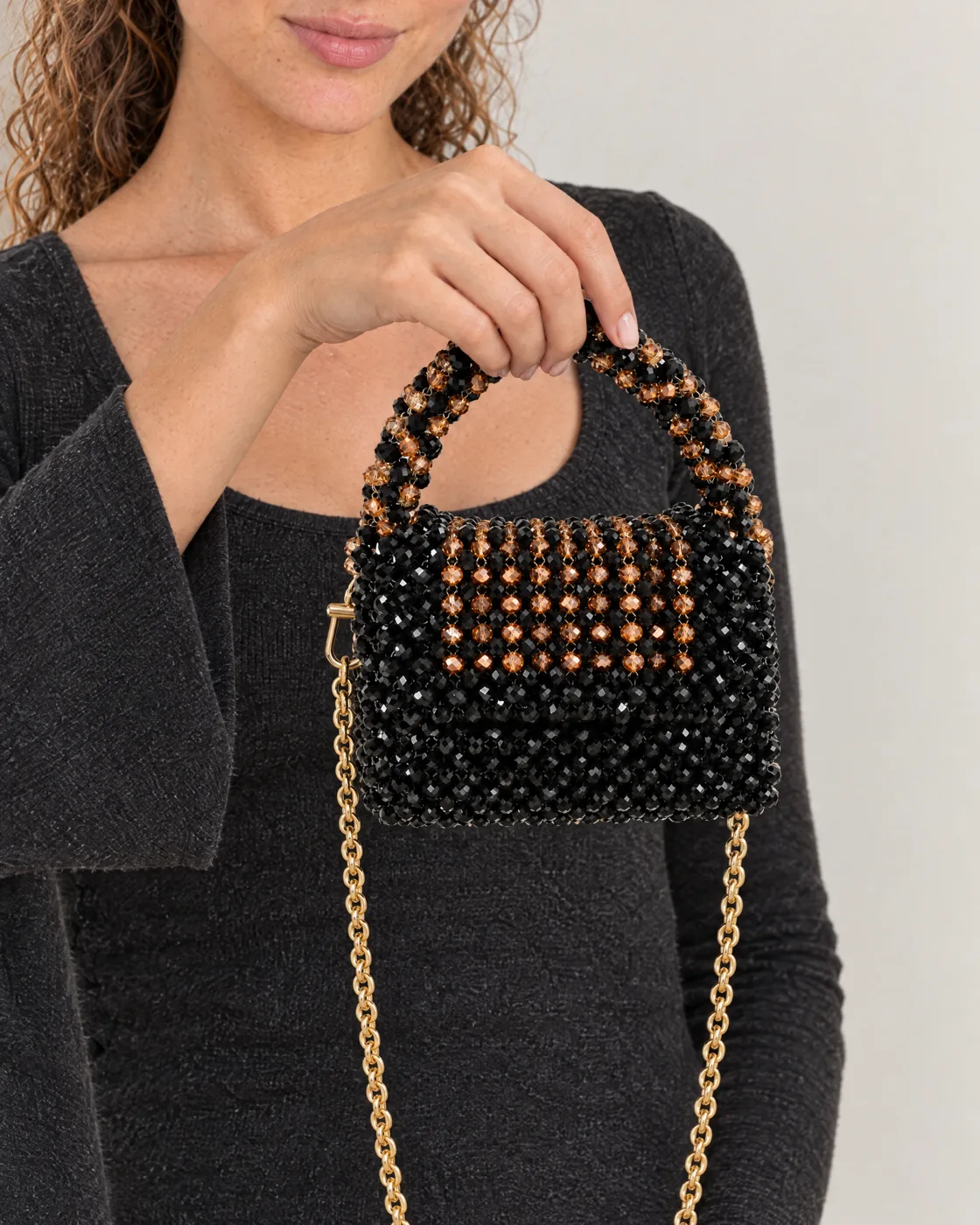 Sac perlé noir & ambre — en main, pour la taille