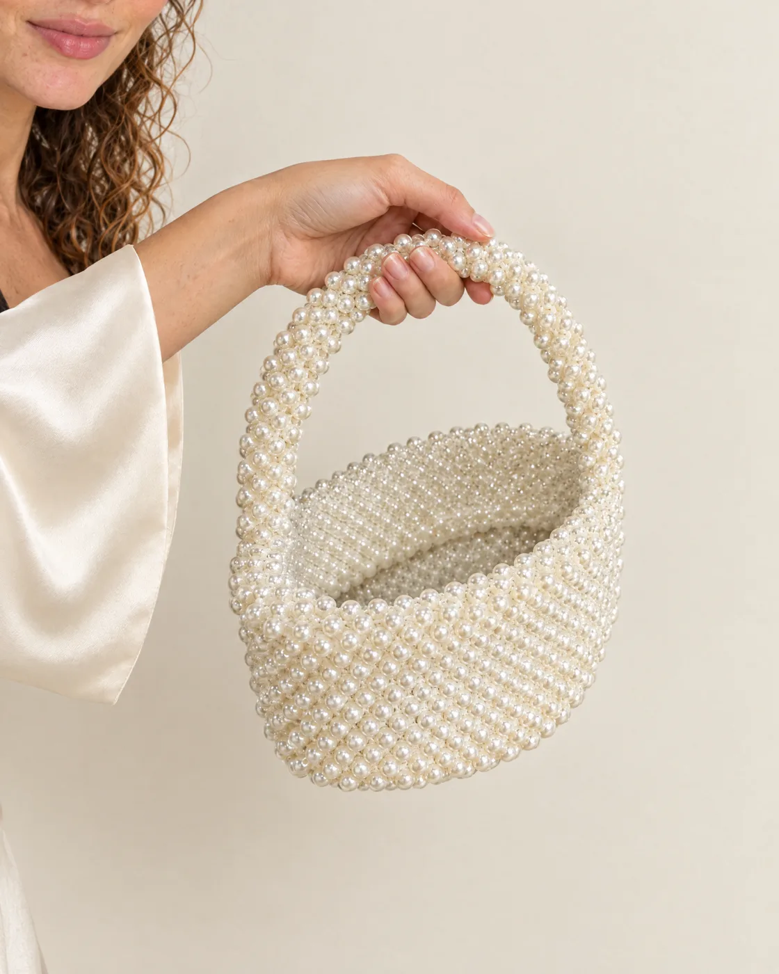 Sac seau en perles blanches — en main, pour la taille