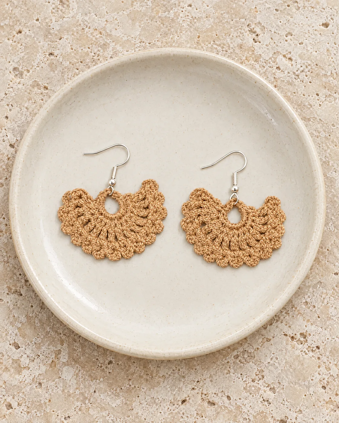 Boucles d’oreilles au crochet — mise en valeur