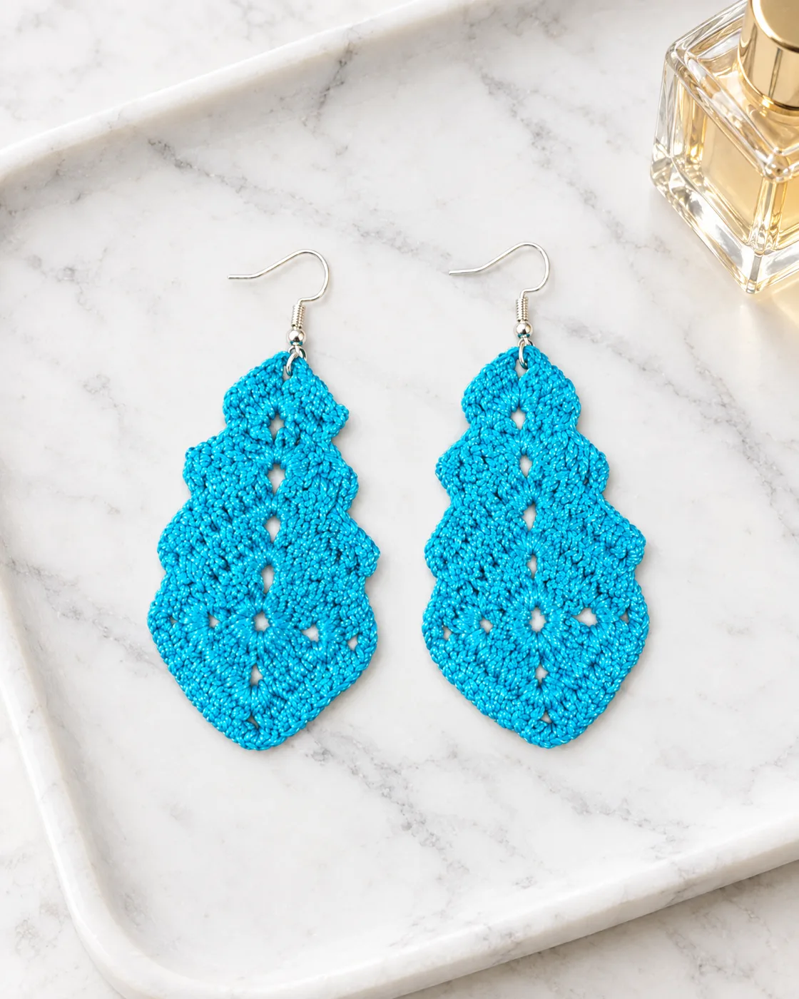 Boucles d’oreilles au crochet — mise en valeur