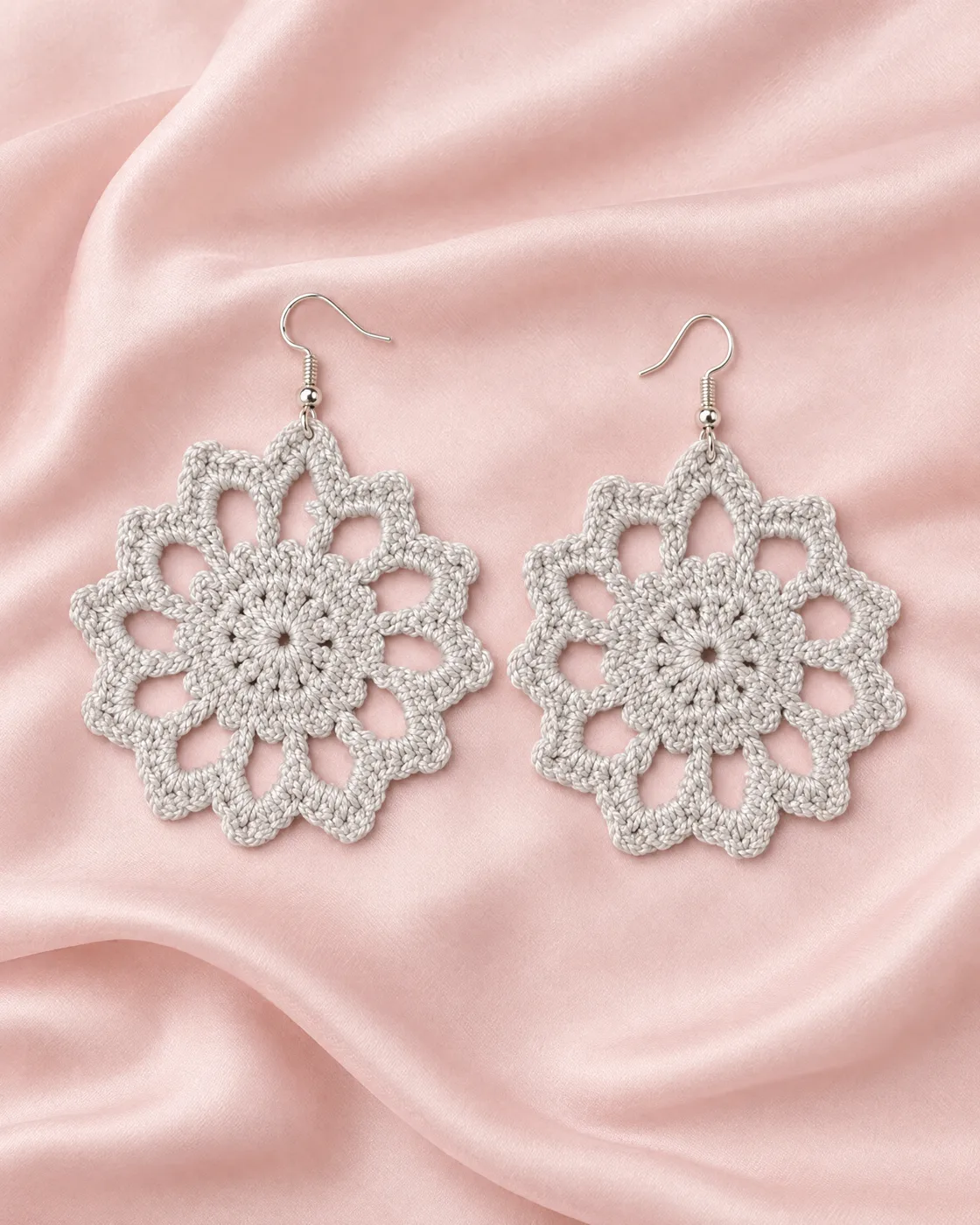 Boucles d’oreilles au crochet — mise en valeur