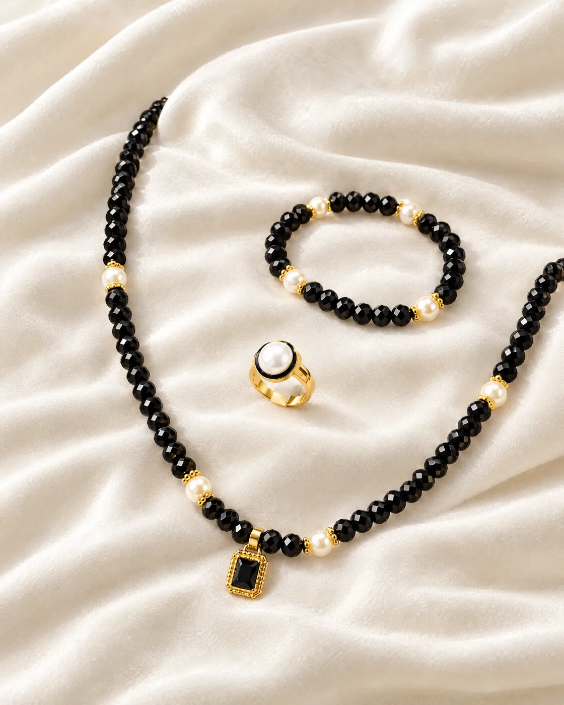 Parure cristal noir & perles nacrées — mise en valeur