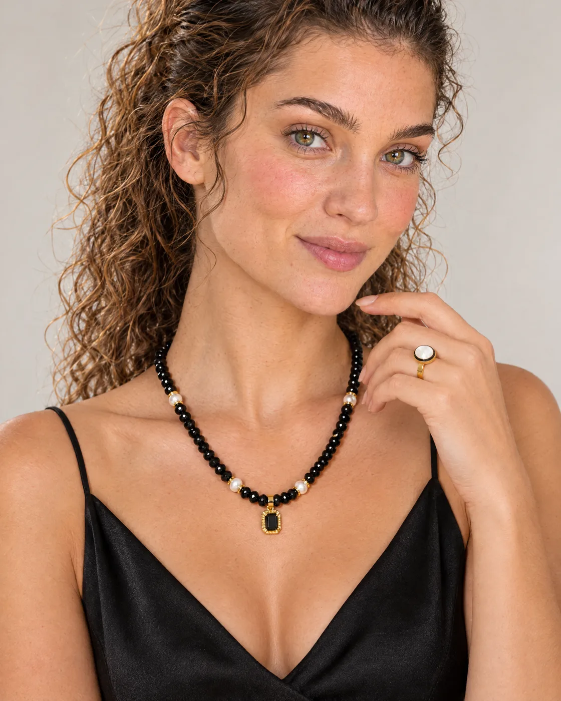 Parure cristal noir & perles nacrées — portée