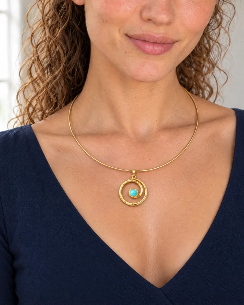 Collier ras-de-cou doré — de près