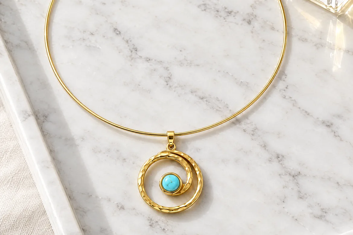 Collier ras-de-cou doré — détail