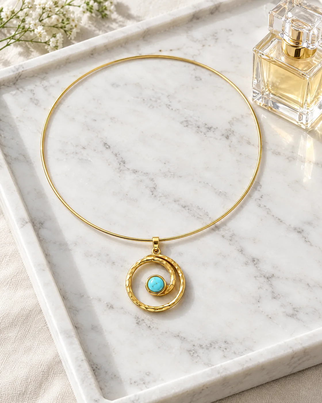 Collier ras-de-cou doré — mise en valeur
