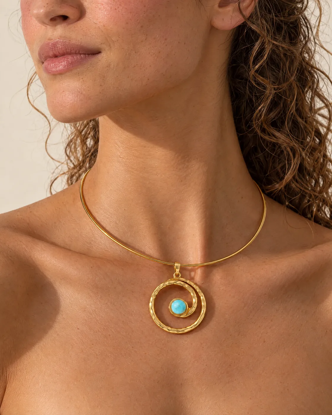 Collier ras-de-cou doré — porté