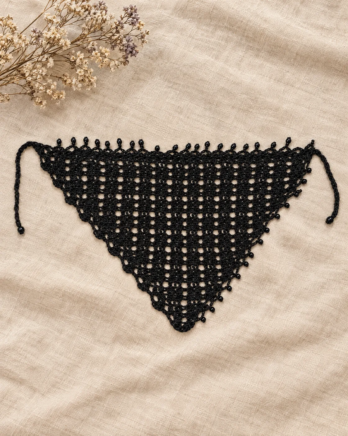 Foulard bandana au crochet perlé — mise en valeur