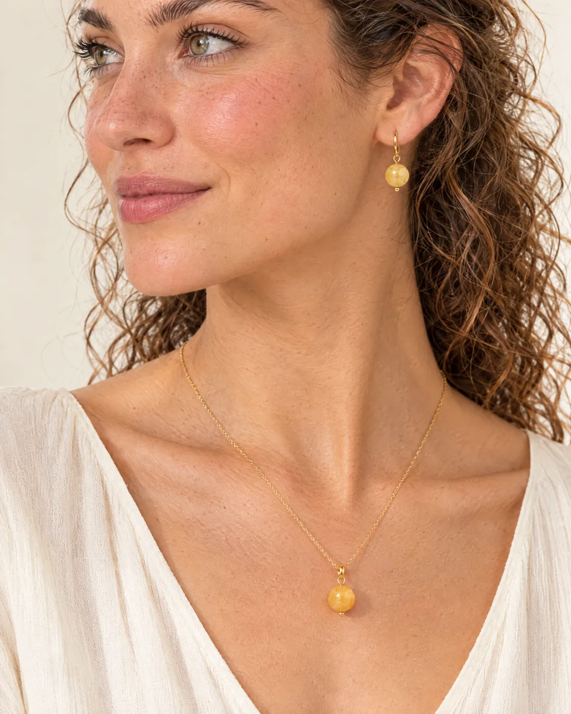 Parure perle couleur citrine — portée