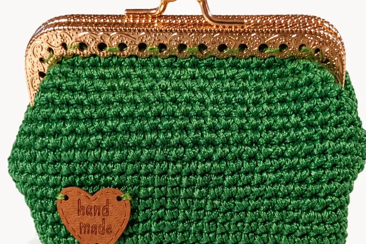 Porte-monnaie au crochet à fermoir doré — détail