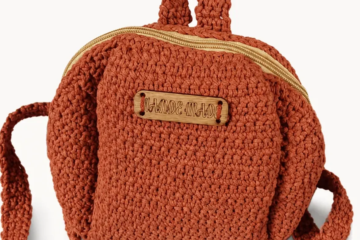 Petit sac à dos au crochet — détail