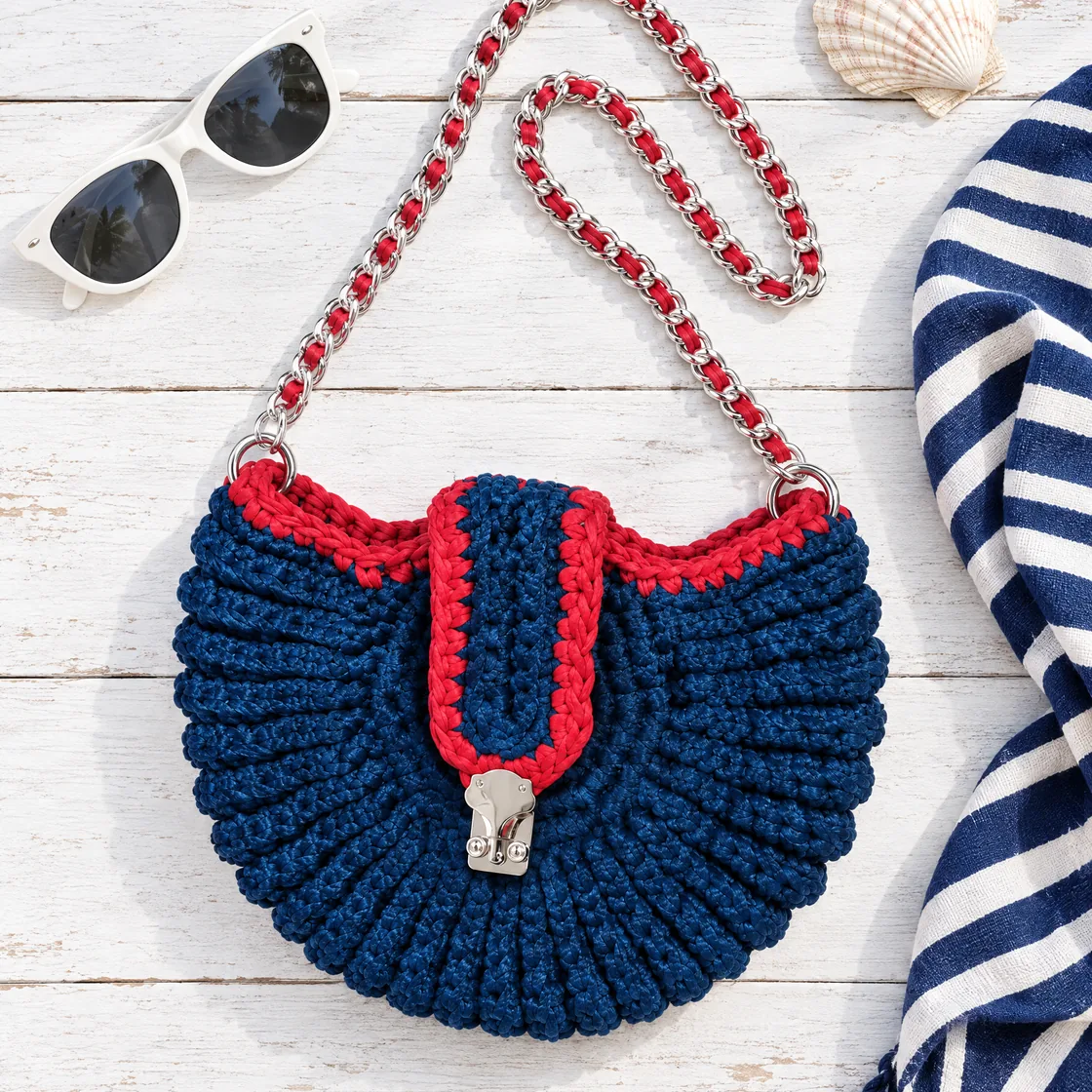 Sac coquillage au crochet, bandoulière chaîne — mise en valeur