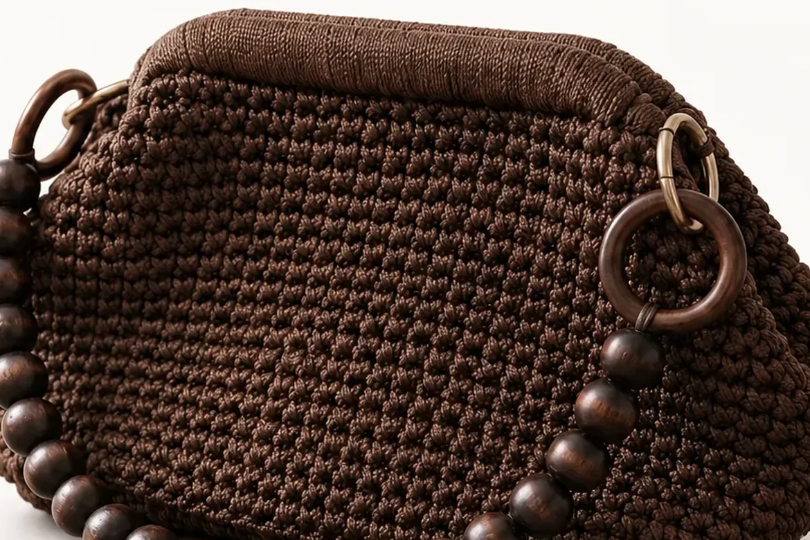 Sac pochette au crochet, anse de perles de bois — détail