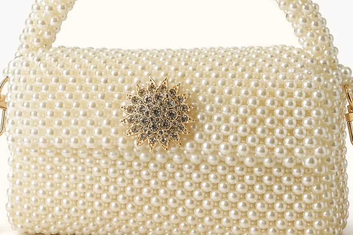 Sac en perles blanches — détail