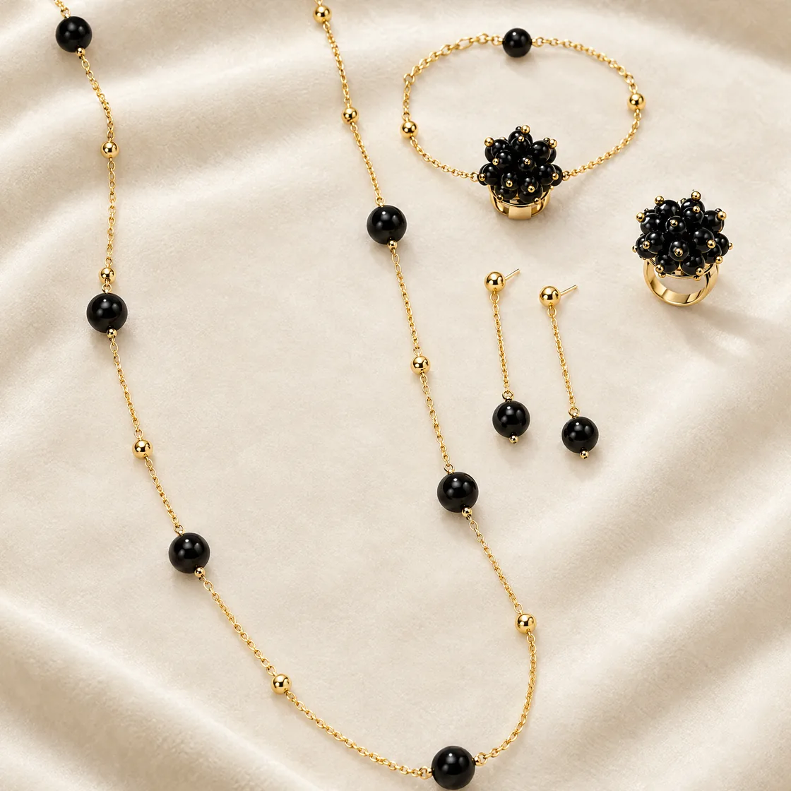Parure noir & or — sur velours