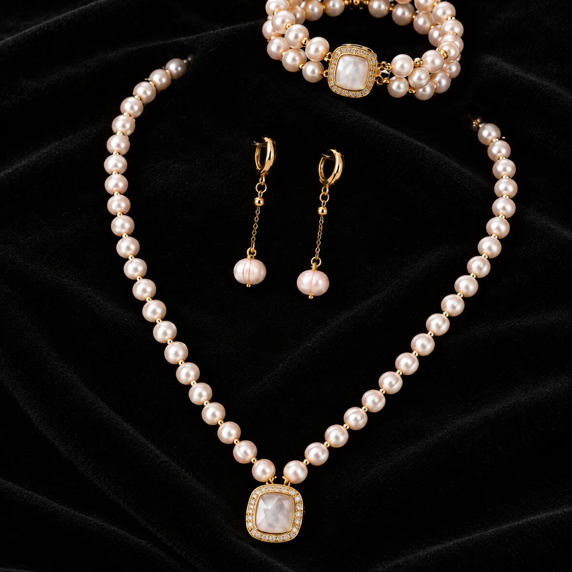 Parure perles de culture rosées — sur velours