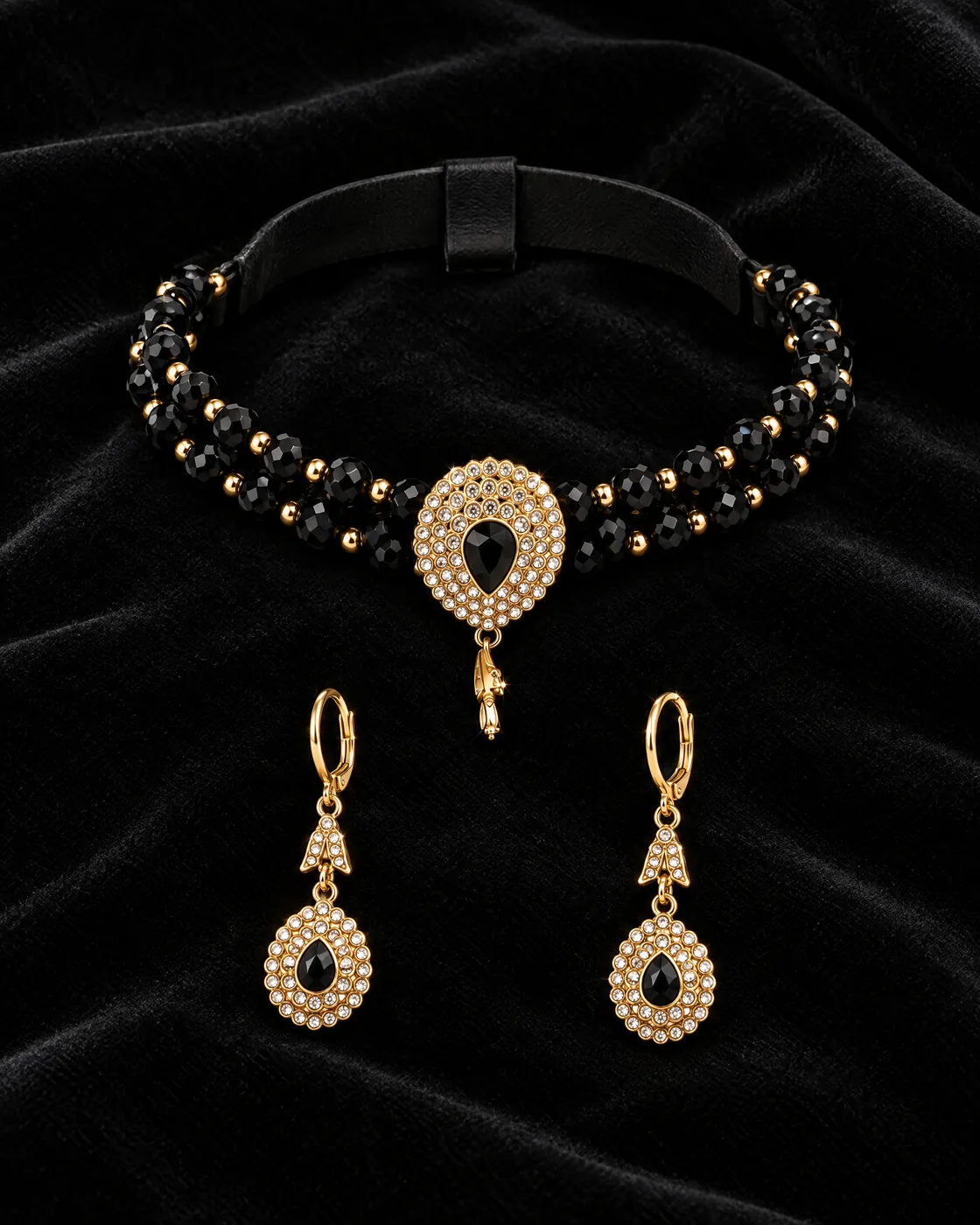 Parure ras-de-cou noir & or — sur velours