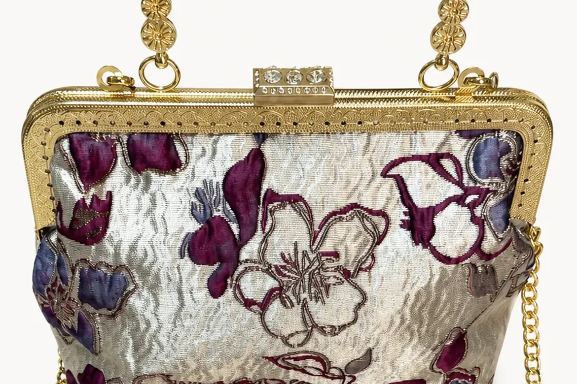 Pochette en brocart fleuri à chaîne — détail