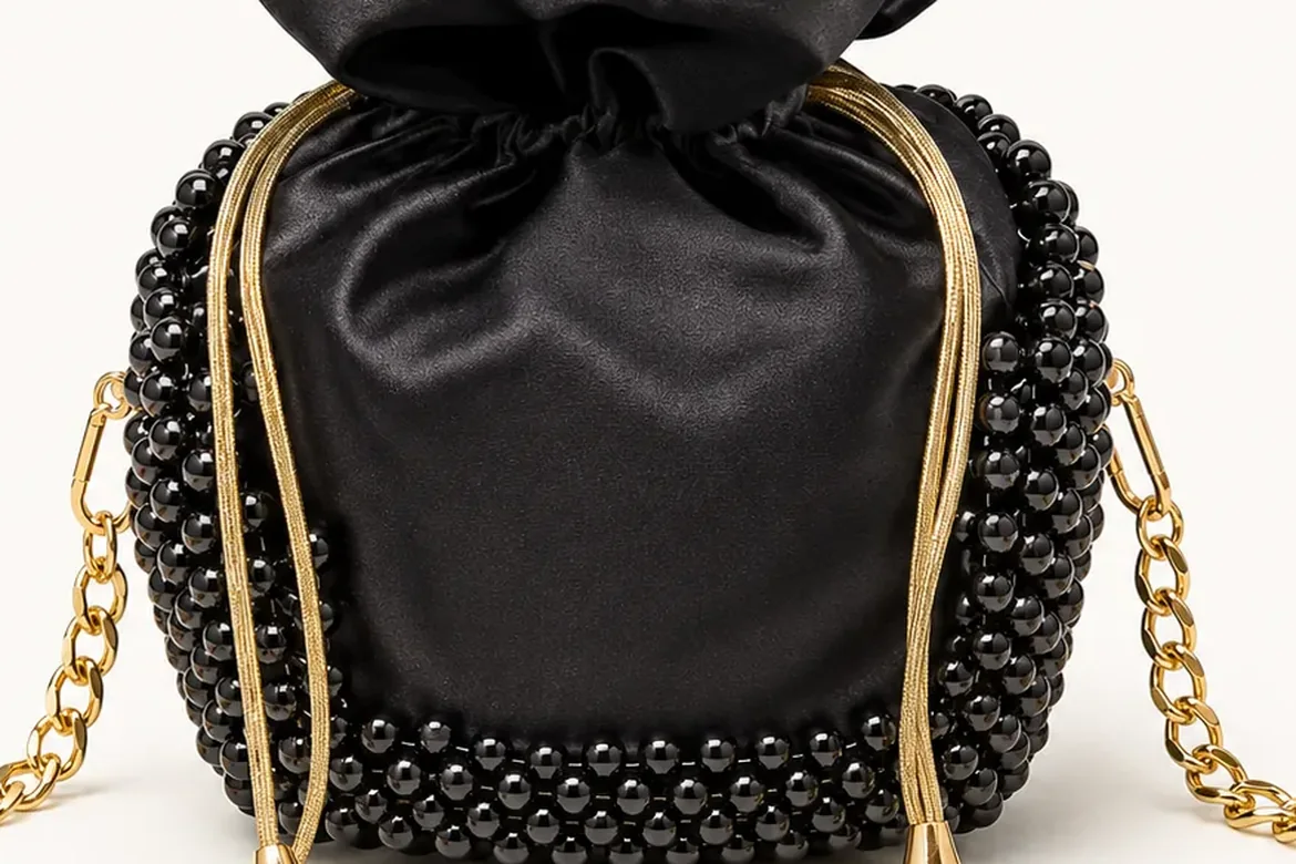 Sac bourse en satin noir perlé — détail
