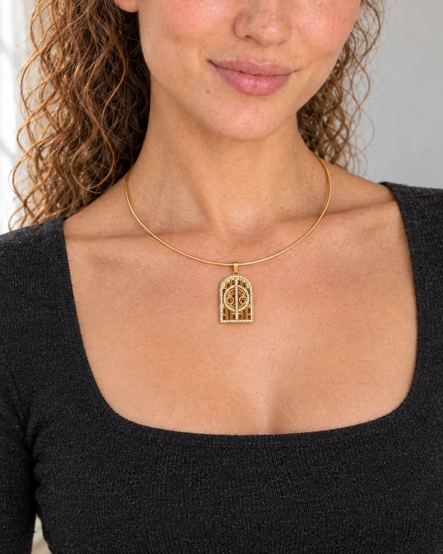 Collier jonc doré — porté de près, pour la taille