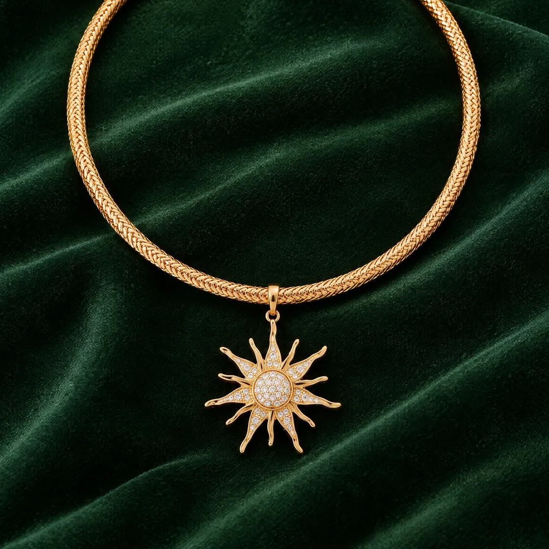 Collier maille dorée — sur velours